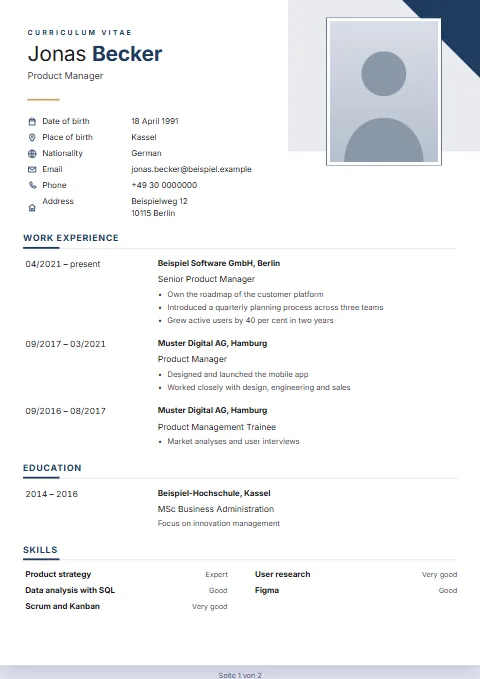Facet CV template: The dossier in a light version: a tinted panel with a coloured corner, a photo in a fine frame and headings with a fine rule.