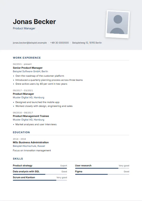 Snapshot CV template: The photo like an instant print: white border, slightly rotated, on a tinted header.