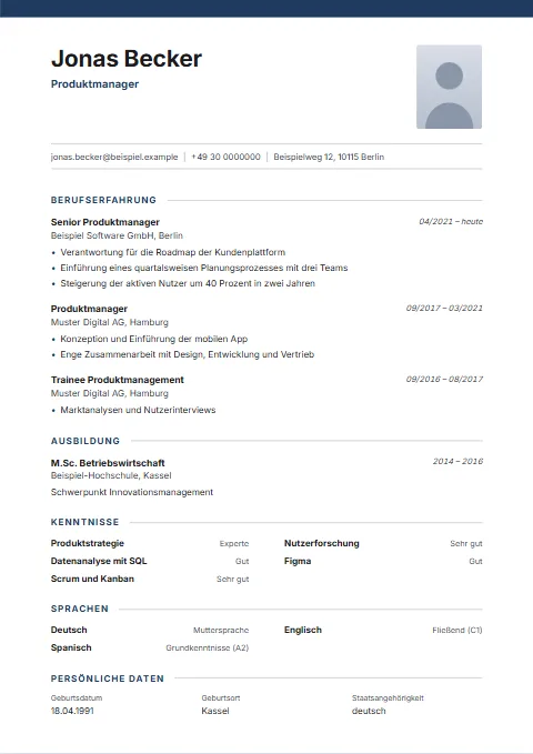 Lebenslauf-Vorlage Executive: Farbiger Balken am oberen Rand, linksbündiger Kopf, Überschriften mit auslaufender Linie.