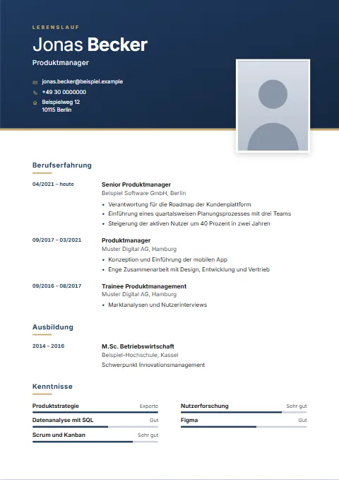 Lebenslauf-Vorlage Folio: Kopf wie ein Deckblatt: hohe Farbfläche mit großem Namen, das Foto groß rechts auf der Unterkante, Kontakt mit Icons.