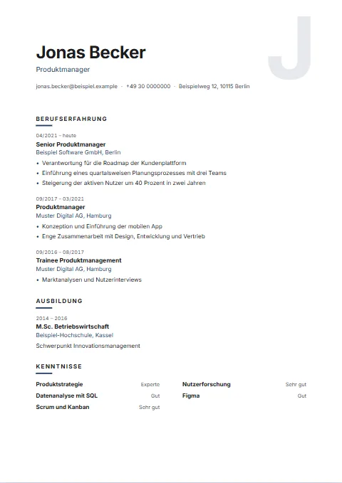 Lebenslauf-Vorlage Initial: Ein riesiger Anfangsbuchstabe steht getönt hinter dem Namen; sonst ruhig, mit Überschriften unter einem kurzen Strich.