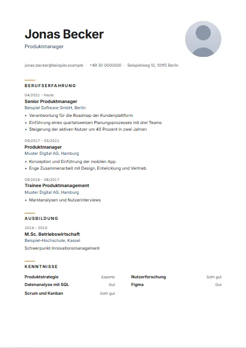 Lebenslauf-Vorlage Lead: Das Kurzprofil als großer Vorspann neben einer kräftigen Linie; Überschriften unter einem kurzen Strich im Metallton.