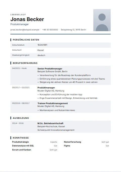 Lebenslauf-Vorlage Ledger: Der tabellarische Lebenslauf: Angaben zur Person zuerst, Stationen als Zeilen mit wechselnder Tönung, Foto rechts im Kopf.