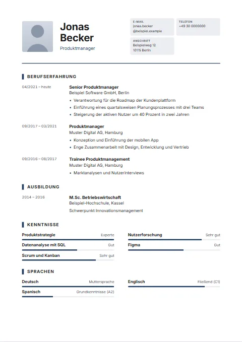 Lebenslauf-Vorlage Quadrant: Der Kontakt als Raster aus kleinen Kacheln rechts im Kopf, Foto und Name links daneben.