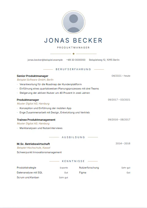 Lebenslauf-Vorlage Regent: Feierlich und zentriert: gesperrter Name, eine Raute zwischen zwei Linien im Metallton, zentrierte Überschriften.