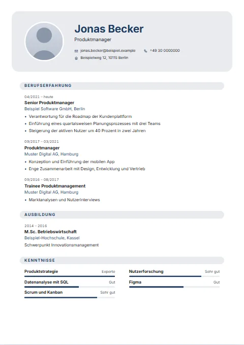 Lebenslauf-Vorlage Soft: Weich und hell: der Kopf auf einer großen getönten Fläche mit runden Ecken, Überschriften auf hellen Marken über die ganze Breite.