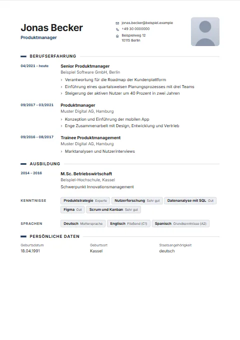 Lebenslauf-Vorlage Stack: Kenntnisse und Sprachen als Marken statt als Liste, der Werdegang mit einer Spalte für den Zeitraum, Kontakt mit Icons im Kopf.