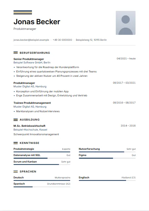 Lebenslauf-Vorlage Stripe: Drei Streifen in Akzentfarbe, Metallton und Anthrazit als Zeichen über dem Namen und vor jeder Überschrift.