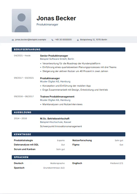 Lebenslauf-Vorlage Tab: Überschriften als volle Farbbalken, Foto links neben dem Namen, Kontakt mit Icons auf einem getönten Streifen.