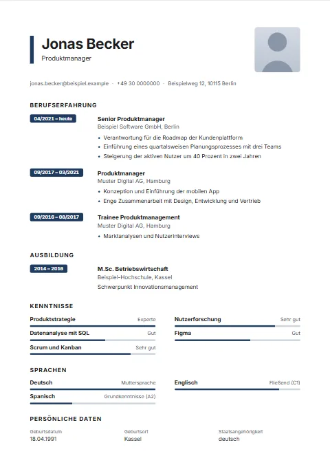 Lebenslauf-Vorlage Tag: Die Zeiträume als gefüllte Marken in der linken Spalte, ein kräftiger Balken neben dem Namen, das Foto rechts.
