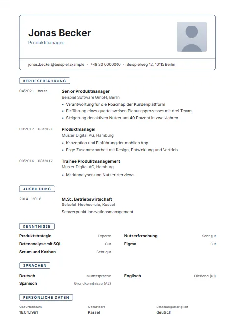 Lebenslauf-Vorlage Ticket: Der Kopf als gerahmtes Feld: Name und Foto oben, der Kontakt darunter in einer eigenen Zeile; Überschriften als umrandete Marken.