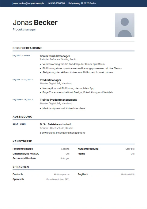Lebenslauf-Vorlage Topline: Eine schmale Farbleiste ganz oben trägt den Kontakt in Weiß; darunter großer Name, Foto rechts, Überschriften mit Doppelstrich.